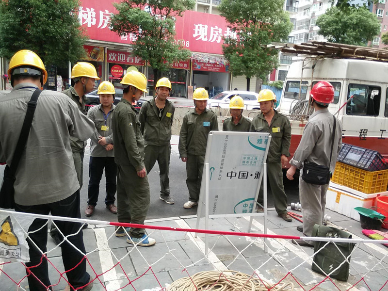 停電施工“班前會”后技術負責人針對今日工作在小看板上講解施工工序及難點